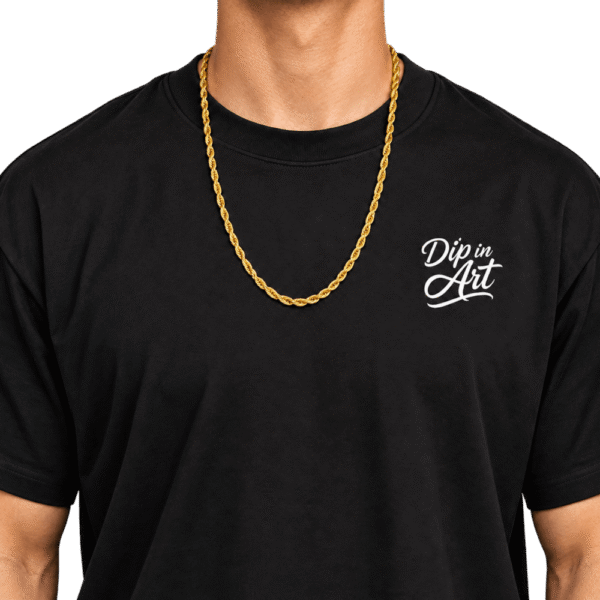 Άνδρας φορά χρυσό unisex κολιέ Rope Chain με μπλούζα Dip in Art