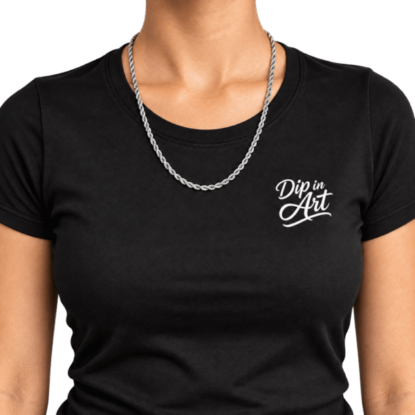 Γυναίκα φορά ασημί unisex κολιέ Rope Chain με μπλούζα Dip in Art
